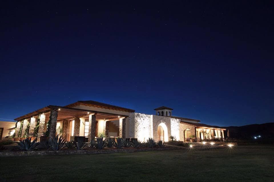 Instalación de iluminación arquitectónica diseñada por Sahiro