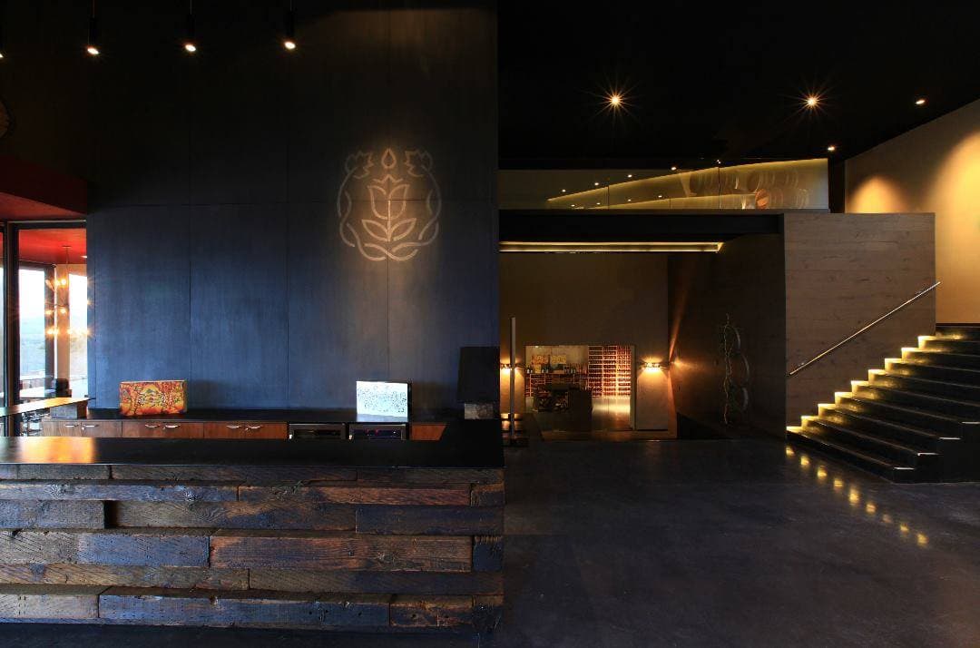 Instalación de iluminación arquitectónica diseñada por Sahiro