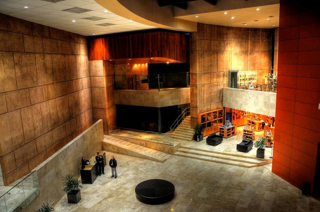 Instalación de iluminación arquitectónica diseñada por Sahiro