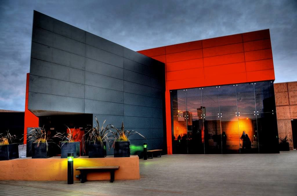 Instalación de iluminación arquitectónica diseñada por Sahiro