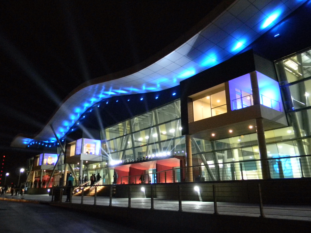 Auditorio con iluminación azul y escenario principal